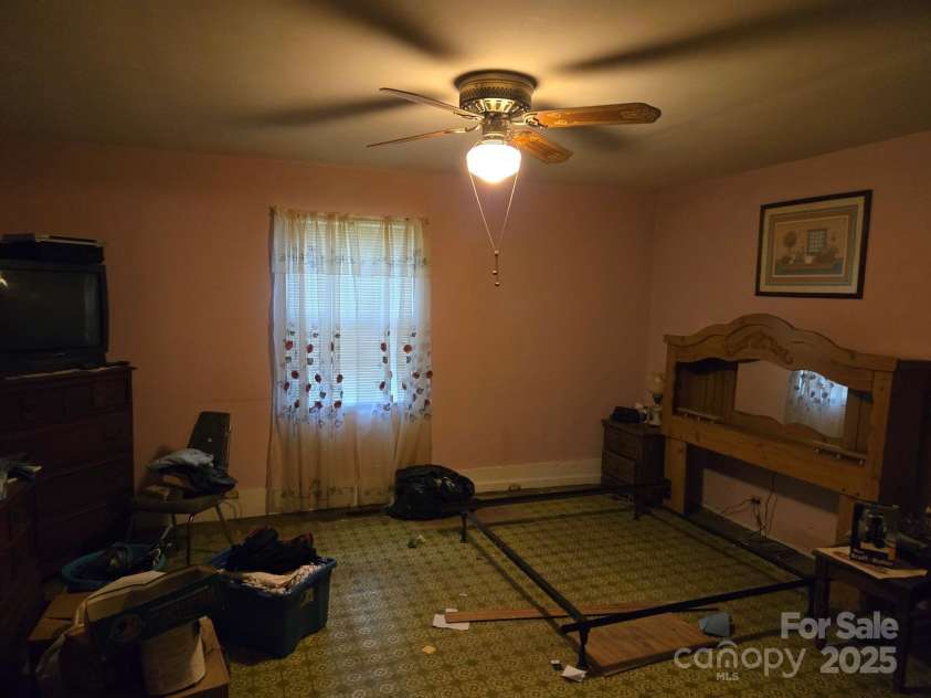 511 Trade Street, Dallas, NC 28034.  MLS# CAR4288610, YatesRealty ID 31278. 