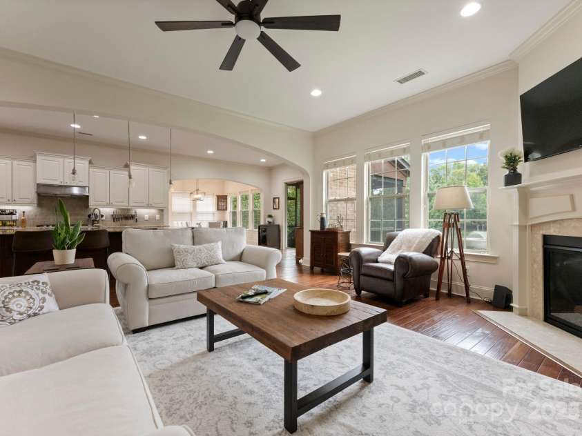 912 Oleander Lane, Waxhaw, NC 28173.  MLS# CAR4290027, YatesRealty ID 31279. Beautifully updated home with modern touches throughout