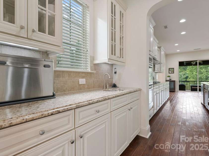 912 Oleander Lane, Waxhaw, NC 28173.  MLS# CAR4290027, YatesRealty ID 31279. Expansive counter space, perfect for meal prep and entertaining