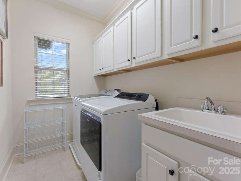 912 Oleander Lane, Waxhaw, NC 28173.  MLS# CAR4290027, YatesRealty ID 31279. Laundry Room with Sink