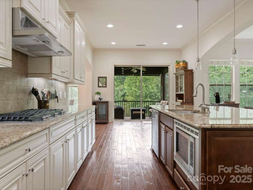 912 Oleander Lane, Waxhaw, NC 28173.  MLS# CAR4290027, YatesRealty ID 31279. Open Kitchen with Gas Range - Perfect for any Chef