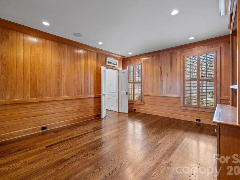 1219 Scotland Avenue, Charlotte, NC 28207.  MLS# CAR4352596, YatesRealty ID 3128. 