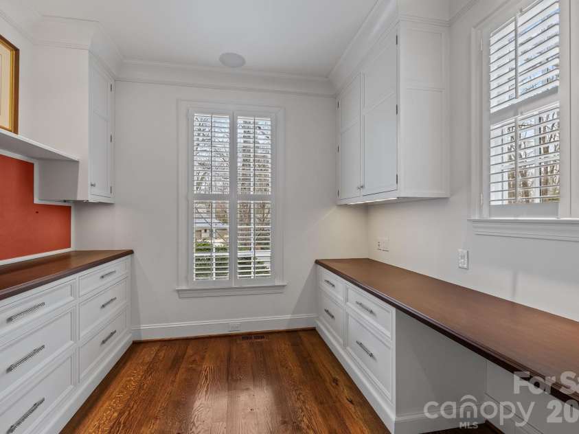 1219 Scotland Avenue, Charlotte, NC 28207.  MLS# CAR4352596, YatesRealty ID 3128. 