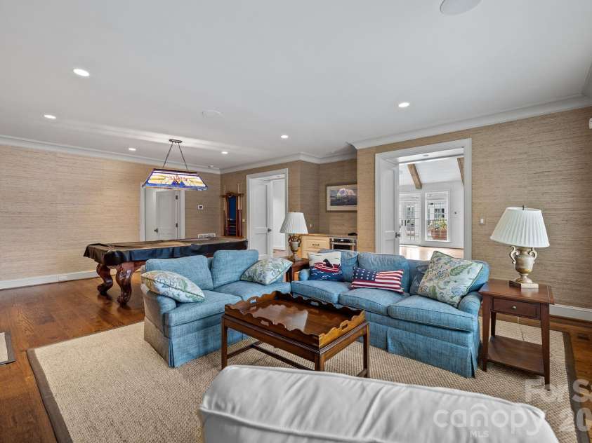 1219 Scotland Avenue, Charlotte, NC 28207.  MLS# CAR4352596, YatesRealty ID 3128. 