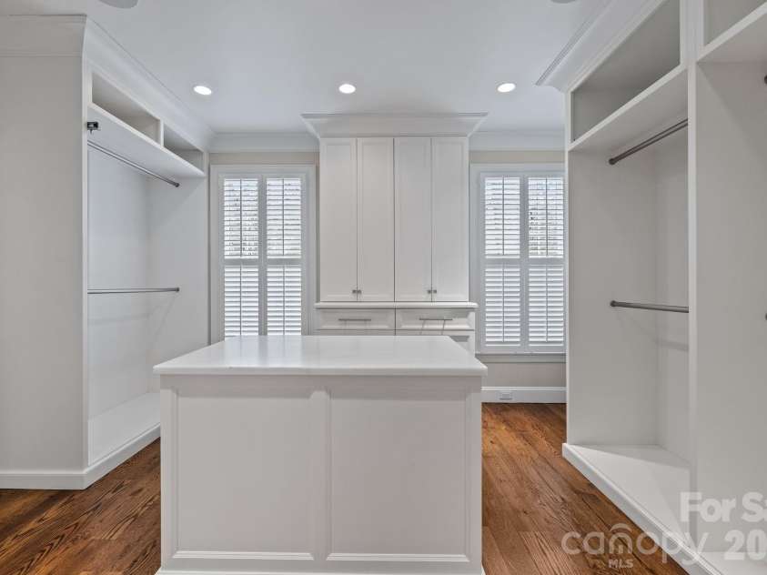1219 Scotland Avenue, Charlotte, NC 28207.  MLS# CAR4352596, YatesRealty ID 3128. 