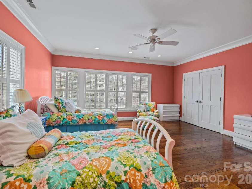 1219 Scotland Avenue, Charlotte, NC 28207.  MLS# CAR4352596, YatesRealty ID 3128. 