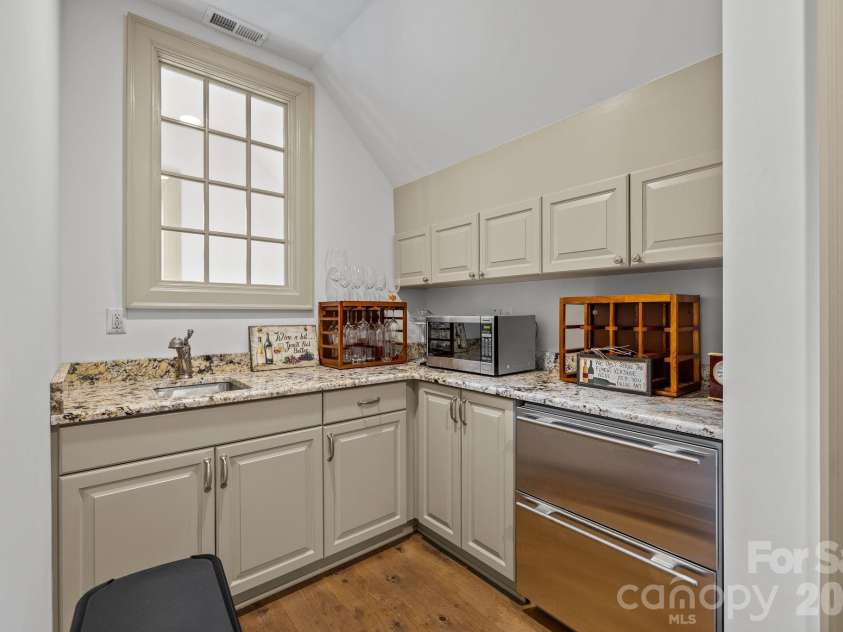 1219 Scotland Avenue, Charlotte, NC 28207.  MLS# CAR4352596, YatesRealty ID 3128. 