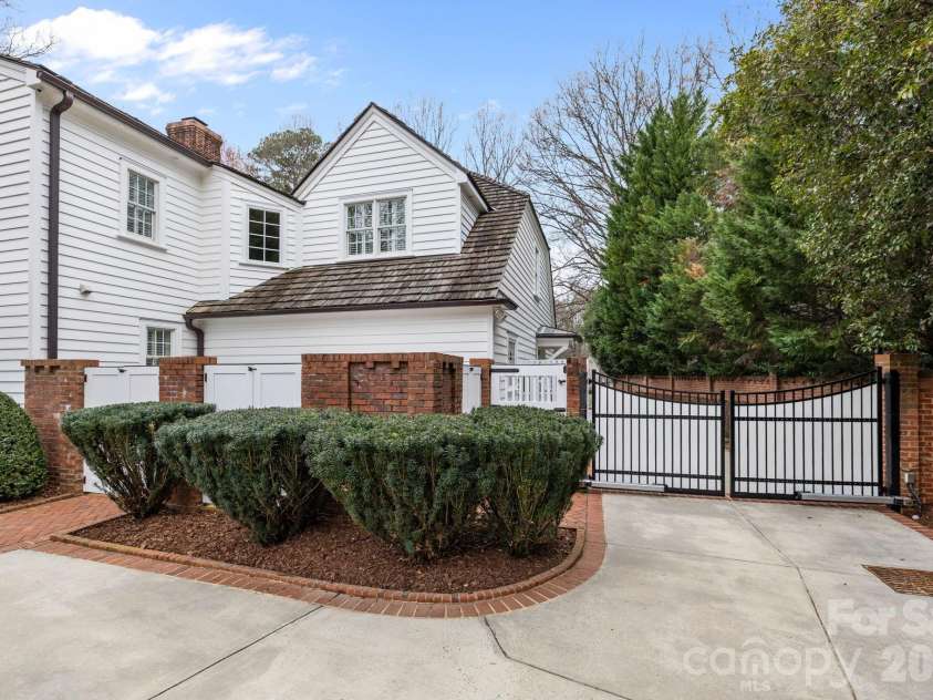 1219 Scotland Avenue, Charlotte, NC 28207.  MLS# CAR4352596, YatesRealty ID 3128. 