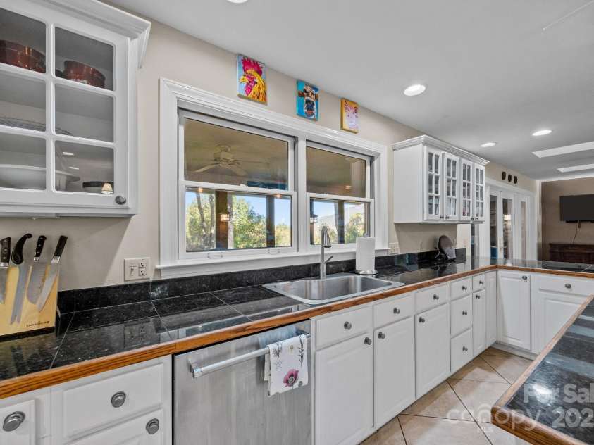 69 Blowing Ridge Lane, Sylva, NC 28779.  MLS# CAR4313190, YatesRealty ID 3128. 