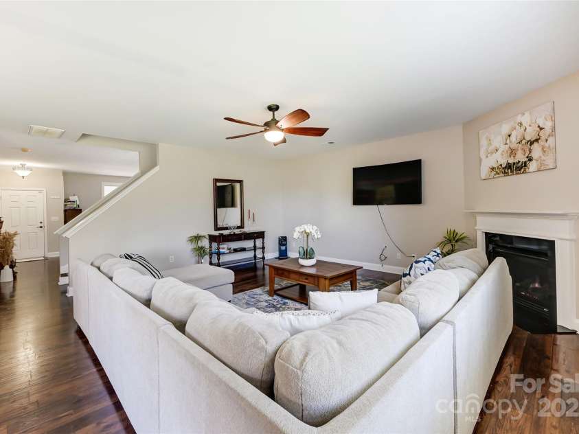 2015 Savannah Hills Drive, Matthews, NC 28105.  MLS# CAR4280278, YatesRealty ID 31280. 