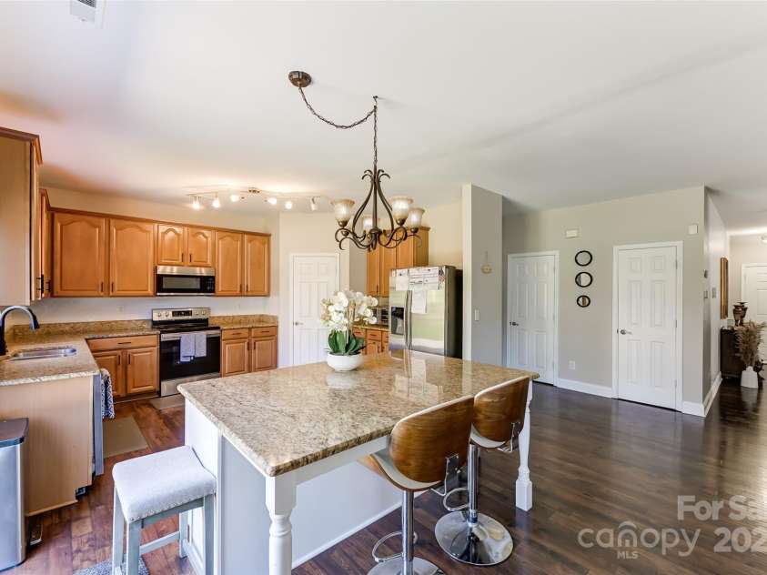2015 Savannah Hills Drive, Matthews, NC 28105.  MLS# CAR4280278, YatesRealty ID 31280. 