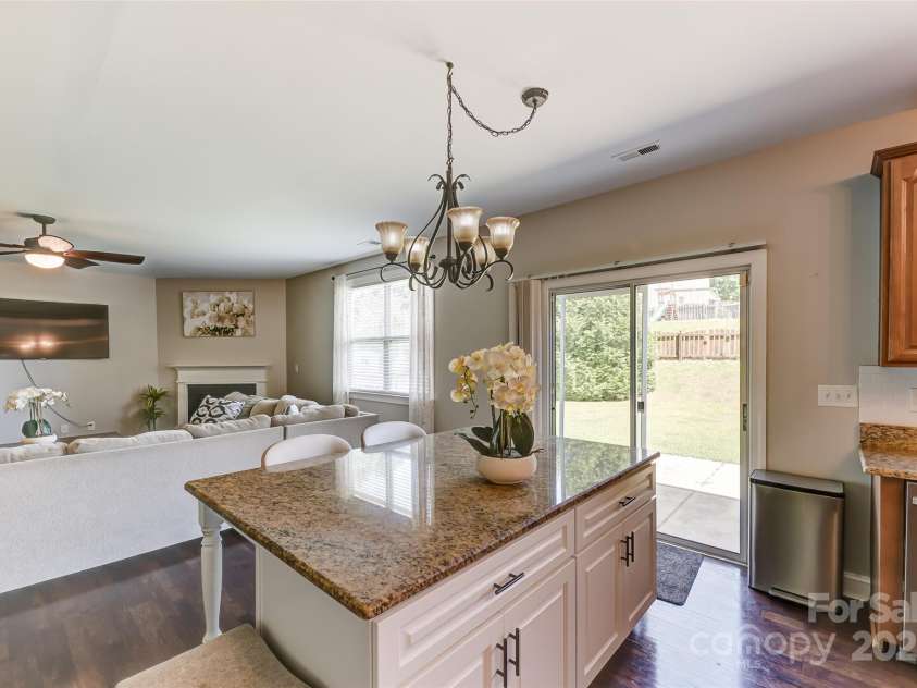 2015 Savannah Hills Drive, Matthews, NC 28105.  MLS# CAR4280278, YatesRealty ID 31280. 
