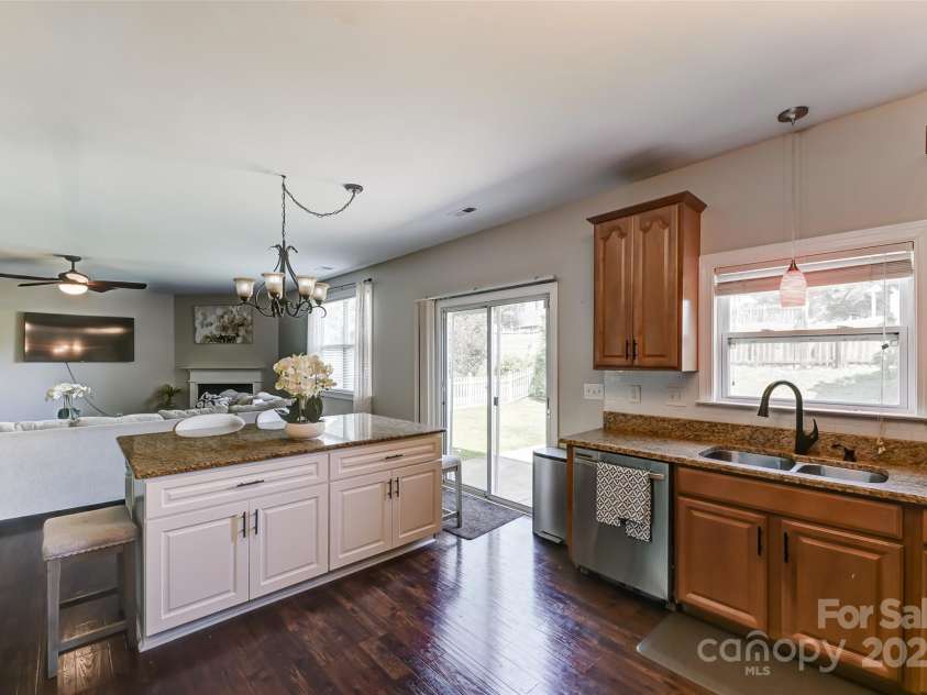 2015 Savannah Hills Drive, Matthews, NC 28105.  MLS# CAR4280278, YatesRealty ID 31280. 