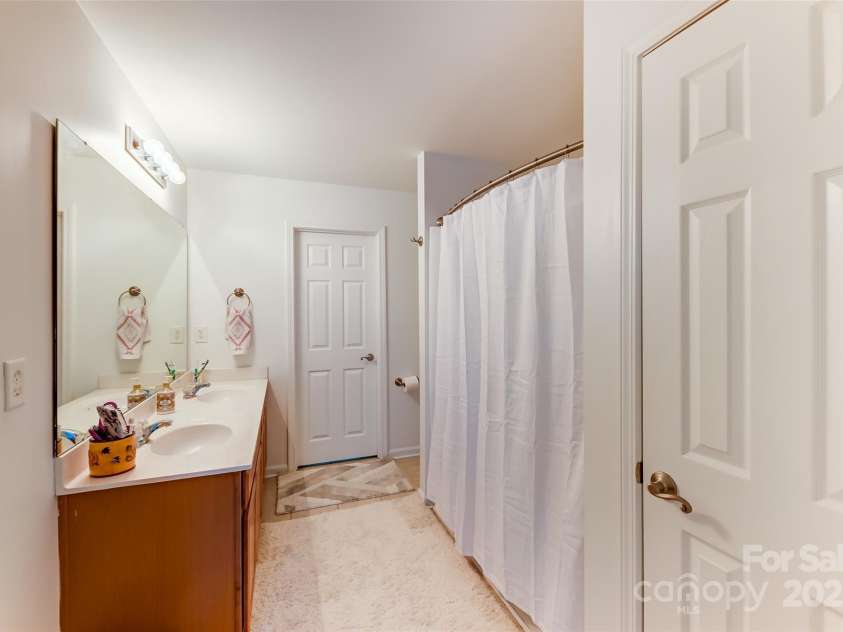 2015 Savannah Hills Drive, Matthews, NC 28105.  MLS# CAR4280278, YatesRealty ID 31280. 