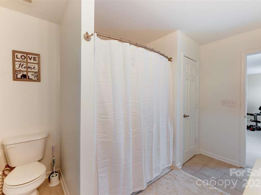 2015 Savannah Hills Drive, Matthews, NC 28105.  MLS# CAR4280278, YatesRealty ID 31280. 