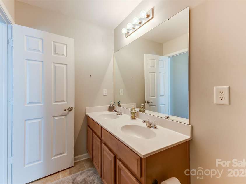 2015 Savannah Hills Drive, Matthews, NC 28105.  MLS# CAR4280278, YatesRealty ID 31280. 