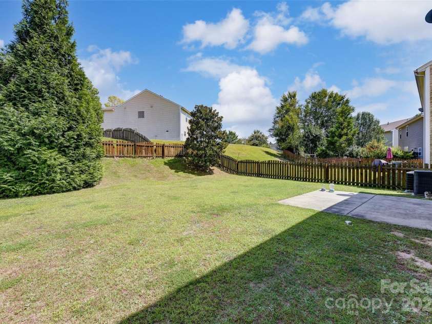 2015 Savannah Hills Drive, Matthews, NC 28105.  MLS# CAR4280278, YatesRealty ID 31280. 