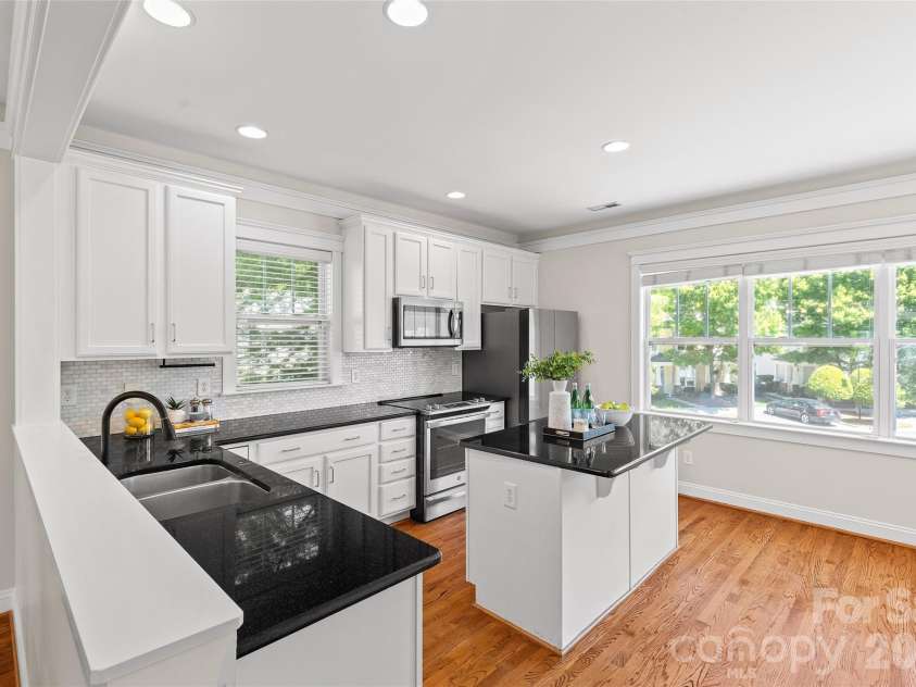 540 Dubois Court, Charlotte, NC 28208.  MLS# CAR4374997, YatesRealty ID 31280. 