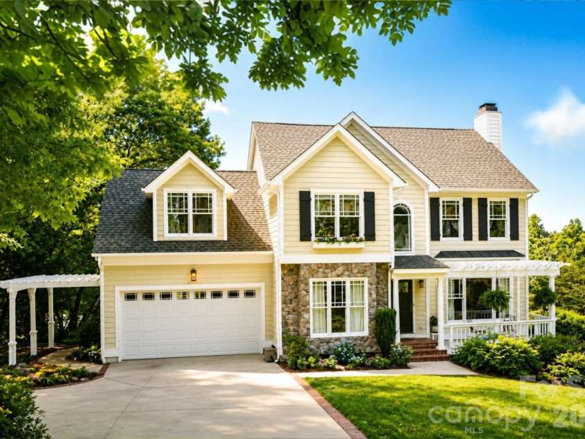127 Vista Drive, Davidson, NC 28036.  MLS# CAR4394451, YatesRealty ID 31281. 