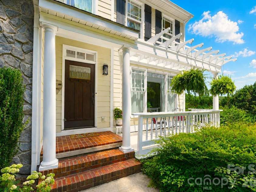 127 Vista Drive, Davidson, NC 28036.  MLS# CAR4394451, YatesRealty ID 31281. 