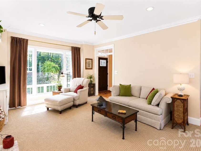 127 Vista Drive, Davidson, NC 28036.  MLS# CAR4394451, YatesRealty ID 31281. 