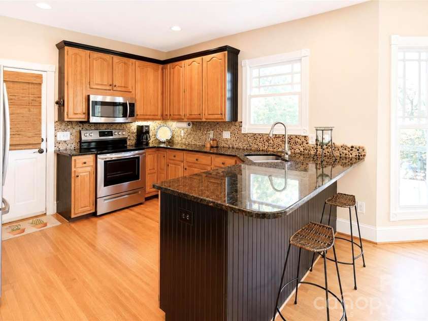 127 Vista Drive, Davidson, NC 28036.  MLS# CAR4394451, YatesRealty ID 31281. 