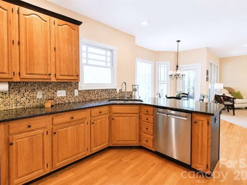 127 Vista Drive, Davidson, NC 28036.  MLS# CAR4394451, YatesRealty ID 31281. 