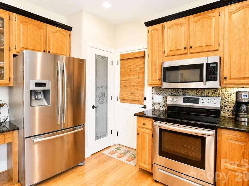 127 Vista Drive, Davidson, NC 28036.  MLS# CAR4394451, YatesRealty ID 31281. 