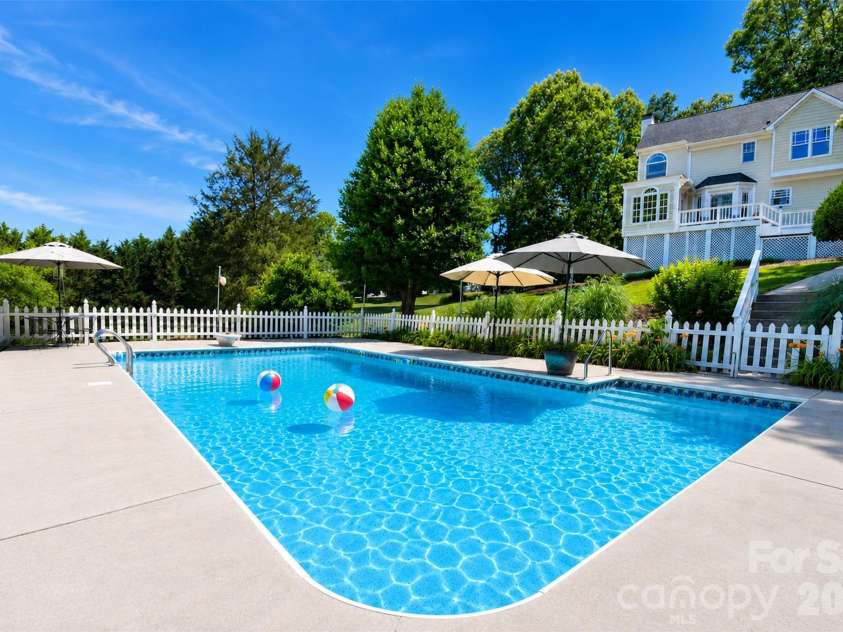127 Vista Drive, Davidson, NC 28036.  MLS# CAR4394451, YatesRealty ID 31281. 