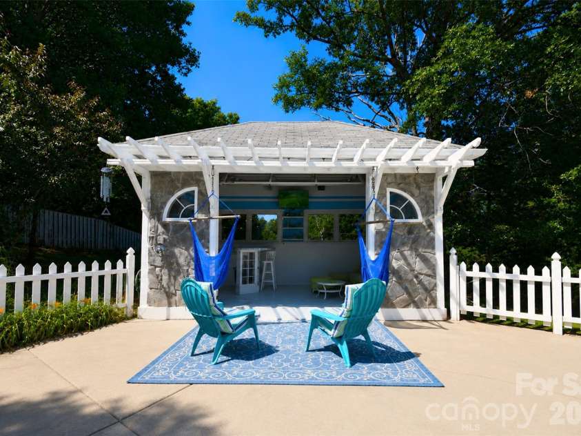 127 Vista Drive, Davidson, NC 28036.  MLS# CAR4394451, YatesRealty ID 31281. 