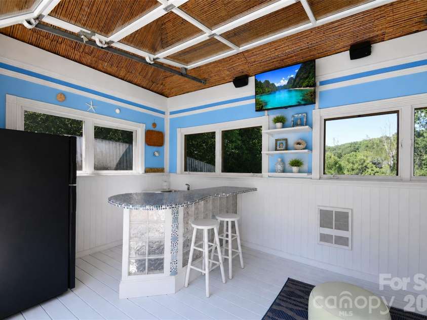 127 Vista Drive, Davidson, NC 28036.  MLS# CAR4394451, YatesRealty ID 31281. 