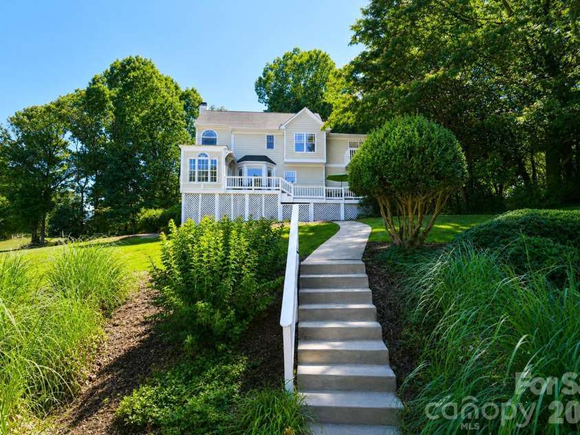 127 Vista Drive, Davidson, NC 28036.  MLS# CAR4394451, YatesRealty ID 31281. 