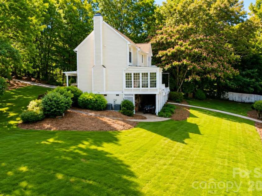 127 Vista Drive, Davidson, NC 28036.  MLS# CAR4394451, YatesRealty ID 31281. 