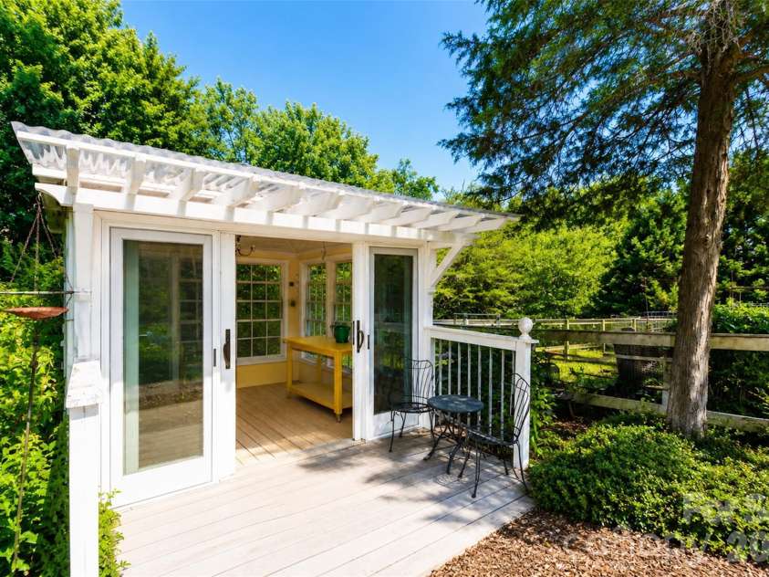 127 Vista Drive, Davidson, NC 28036.  MLS# CAR4394451, YatesRealty ID 31281. 