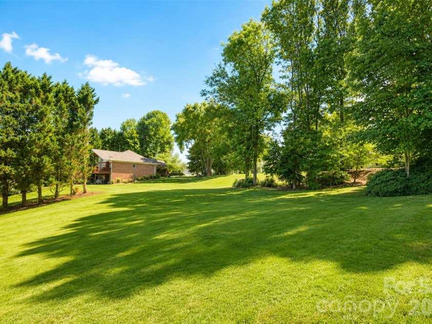 127 Vista Drive, Davidson, NC 28036.  MLS# CAR4394451, YatesRealty ID 31281. 