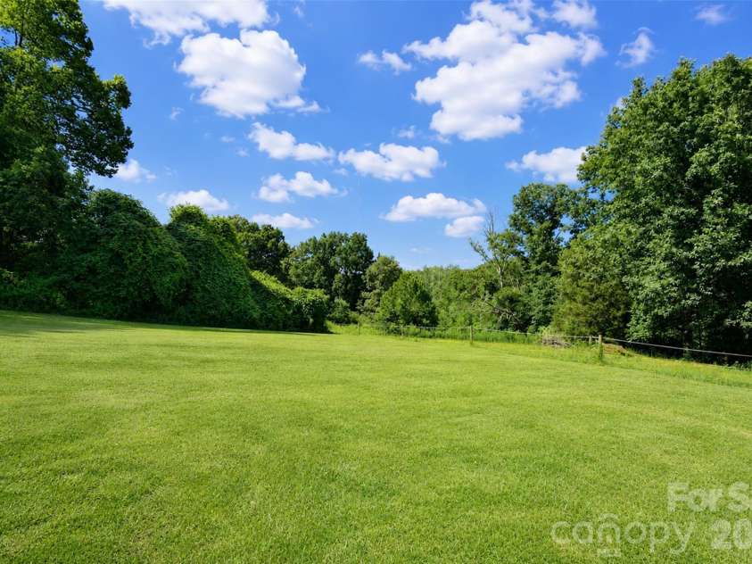 127 Vista Drive, Davidson, NC 28036.  MLS# CAR4394451, YatesRealty ID 31281. 