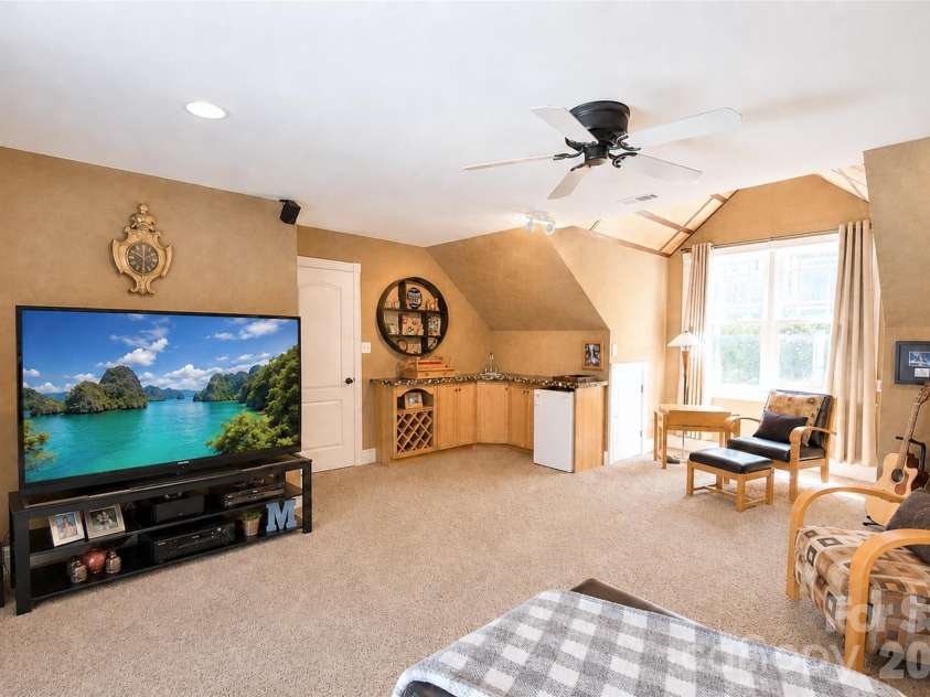 127 Vista Drive, Davidson, NC 28036.  MLS# CAR4394451, YatesRealty ID 31281. 