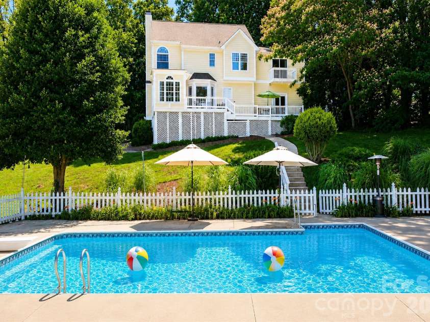 127 Vista Drive, Davidson, NC 28036.  MLS# CAR4394451, YatesRealty ID 31281. 