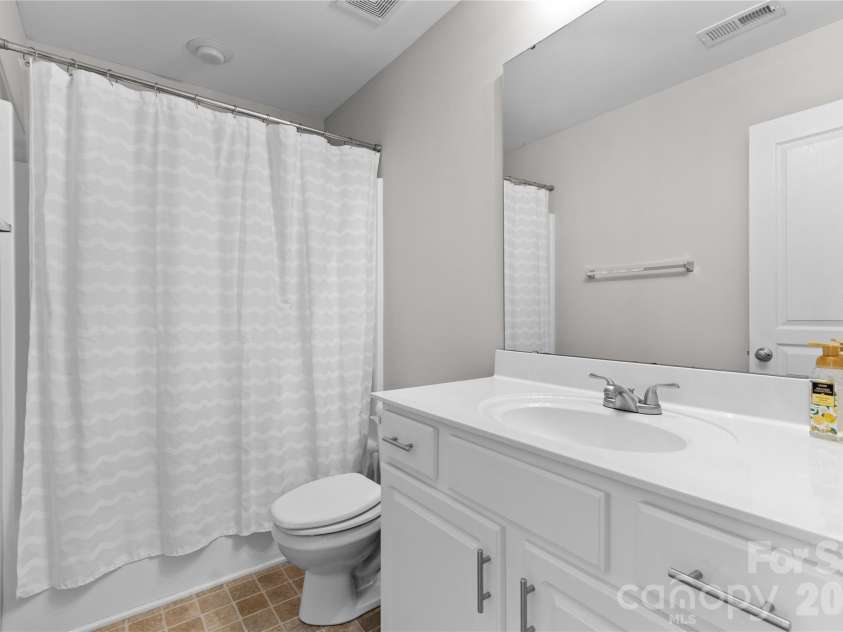 514 Bent Leaf Court, Fort Mill, SC 29708.  MLS# CAR4329080, YatesRealty ID 31282. Full Bath Upper Level Hall 