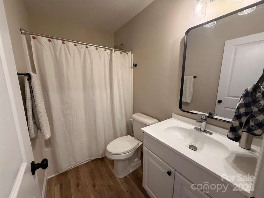 406 Greenlea Circle, Taylorsville, NC 28681.  MLS# CAR4281434, YatesRealty ID 31283. 2nd Bathroom