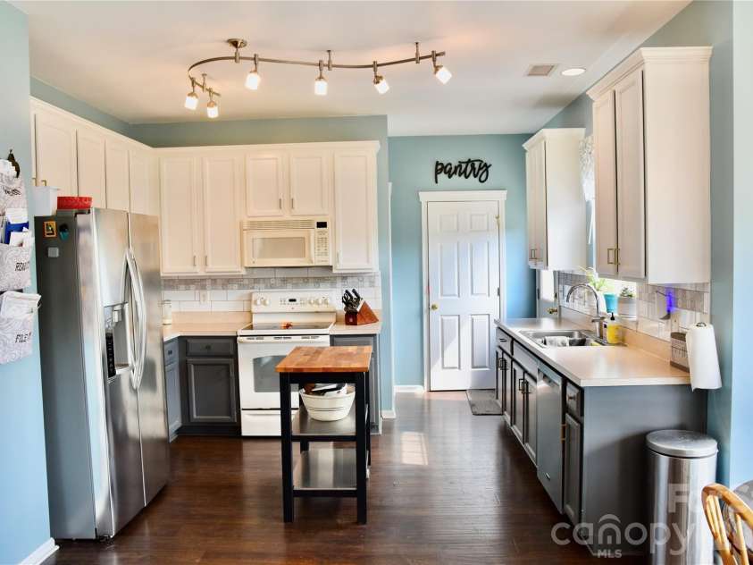 9007 Goldfields Drive, Charlotte, NC 28227.  MLS# CAR4383899, YatesRealty ID 31283. Kitchen