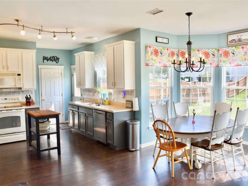 9007 Goldfields Drive, Charlotte, NC 28227.  MLS# CAR4383899, YatesRealty ID 31283. Kitchen and Breakfast Nook