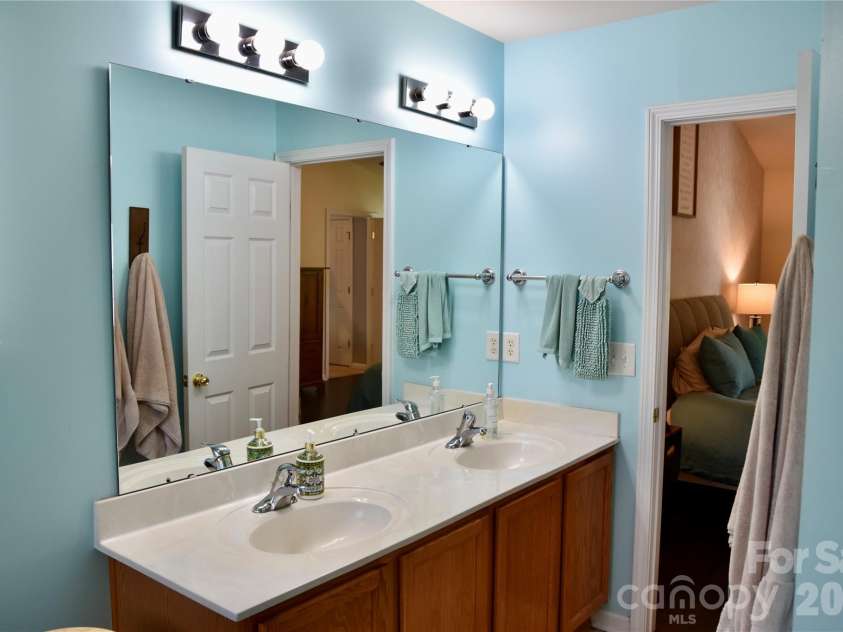9007 Goldfields Drive, Charlotte, NC 28227.  MLS# CAR4383899, YatesRealty ID 31283. Primary Bath 1