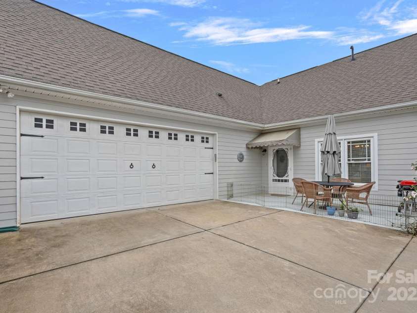 14207 Hudson Park Lane, Huntersville, NC 28078.  MLS# CAR4288875, YatesRealty ID 31284. 2 car over sized garage