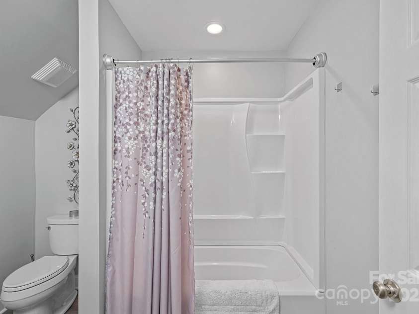 14207 Hudson Park Lane, Huntersville, NC 28078.  MLS# CAR4288875, YatesRealty ID 31284. 2nd floor full bath