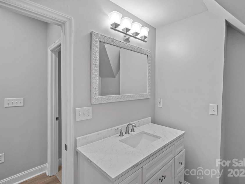 14207 Hudson Park Lane, Huntersville, NC 28078.  MLS# CAR4288875, YatesRealty ID 31284. 2nd floor full bath