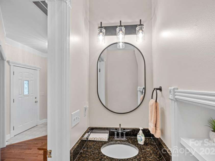 14207 Hudson Park Lane, Huntersville, NC 28078.  MLS# CAR4288875, YatesRealty ID 31284. Full bath Guest main