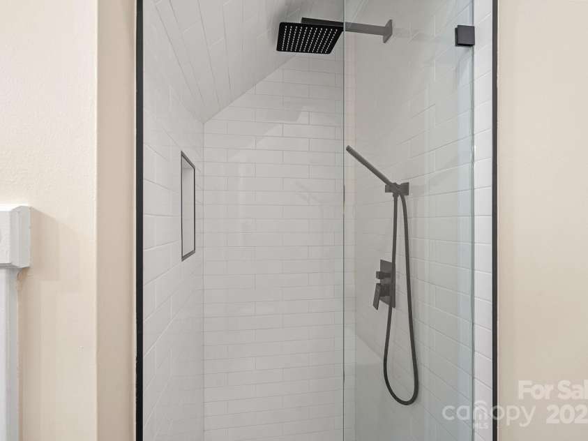 14207 Hudson Park Lane, Huntersville, NC 28078.  MLS# CAR4288875, YatesRealty ID 31284. Full bath Guest main