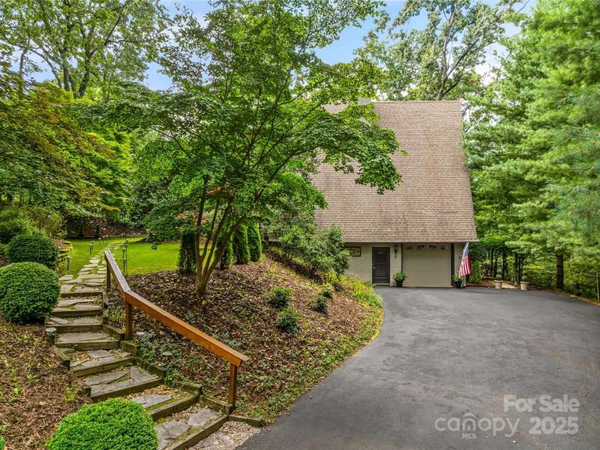 7 Cooper Cove, Hendersonville, NC 28739.  MLS# CAR4284061, YatesRealty ID 31285. 