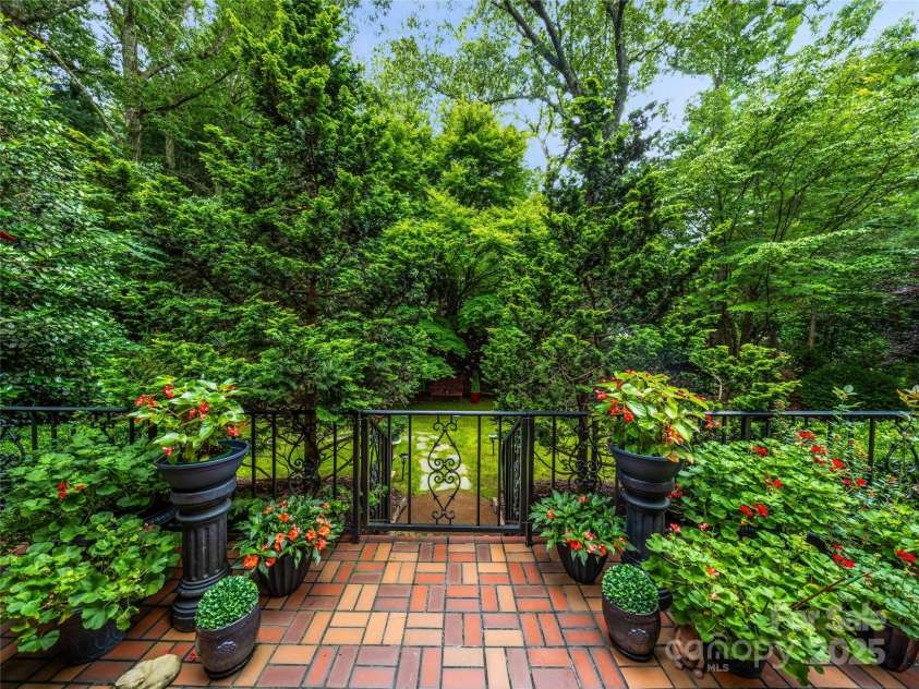 7 Cooper Cove, Hendersonville, NC 28739.  MLS# CAR4284061, YatesRealty ID 31285. 